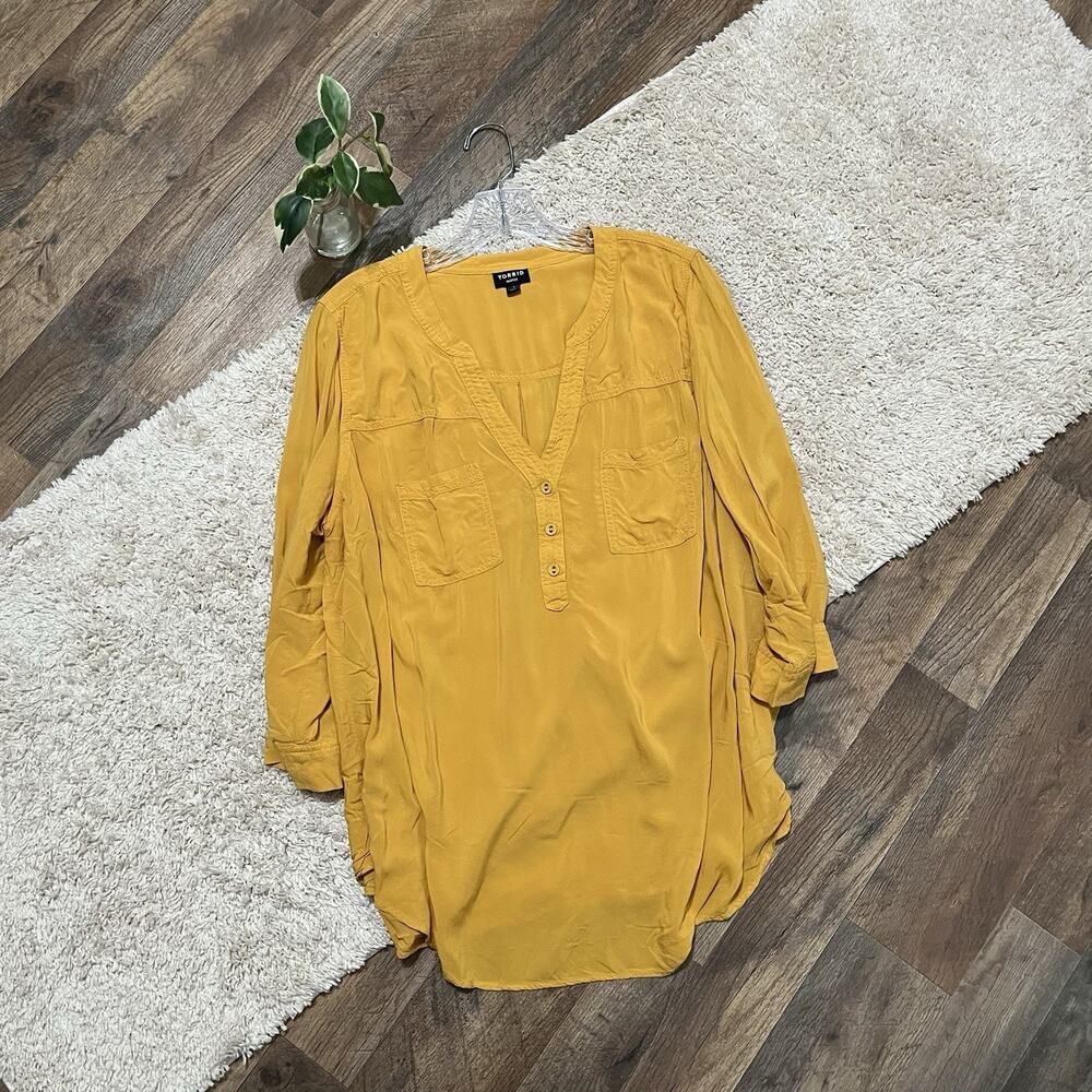 Torrid Harper 1X Mustard Yellow V-Neckline Henley Roll Tab Sleeves Pullover Top